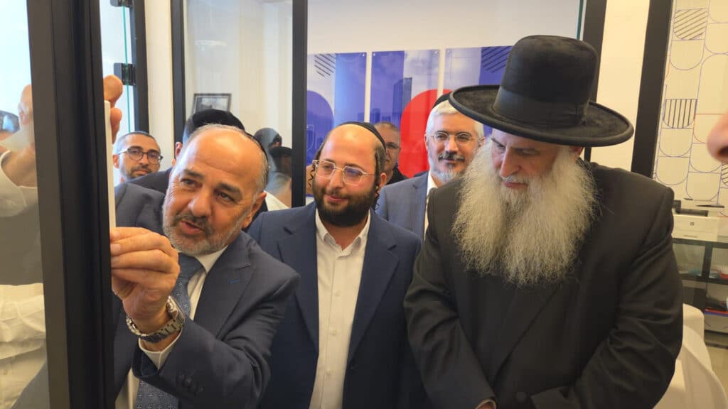 איצקוביץ': המפתחות שאבדו והצביטה בלחי של השר