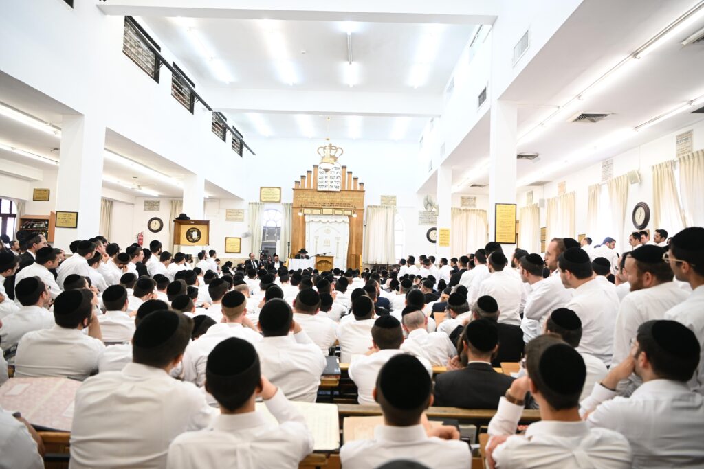 בפני האלפים: מרן הגר"ד לנדו מסר את השיחה השנתית ב'מיר'