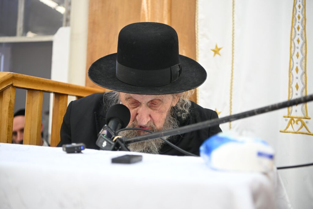 בפני האלפים: מרן הגר"ד לנדו מסר את השיחה השנתית ב'מיר'