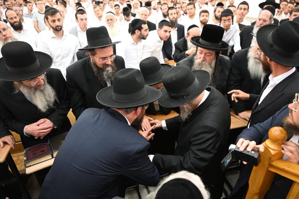 בפני האלפים: מרן הגר"ד לנדו מסר את השיחה השנתית ב'מיר'