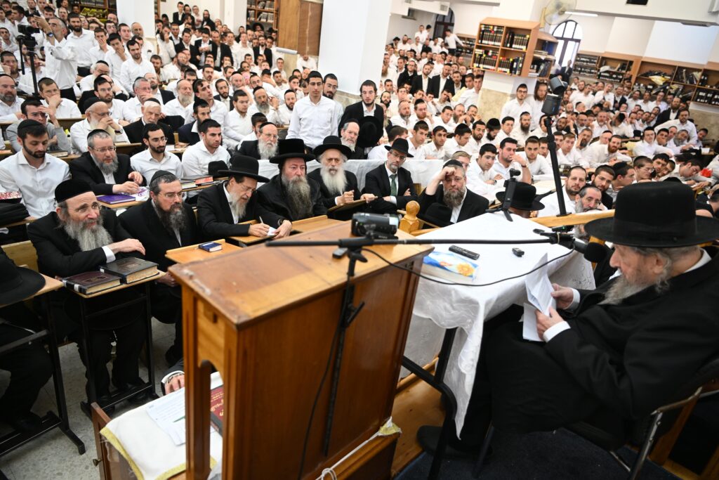 בפני האלפים: מרן הגר"ד לנדו מסר את השיחה השנתית ב'מיר'