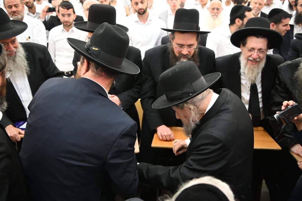 בפני האלפים: מרן הגר"ד לנדו מסר את השיחה השנתית ב'מיר'