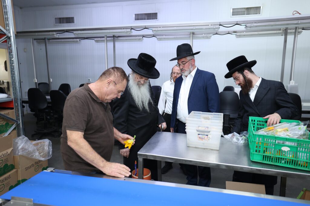 רבה של אנטוורפן הגר"פ פדווא ביקר במפעלים שבכשרות בד"ץ חוג חת"ס פ"ת
