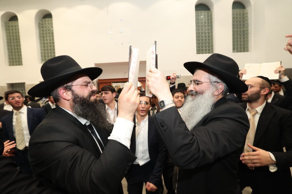 תלמידי אוהל תורה רקדו עם גמרות במעמד הראשל"צ - צפו