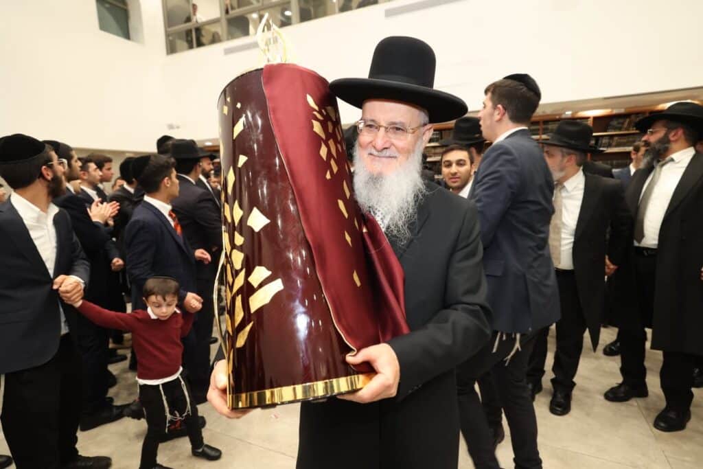 תלמידי אוהל תורה רקדו עם גמרות במעמד הראשל"צ - צפו