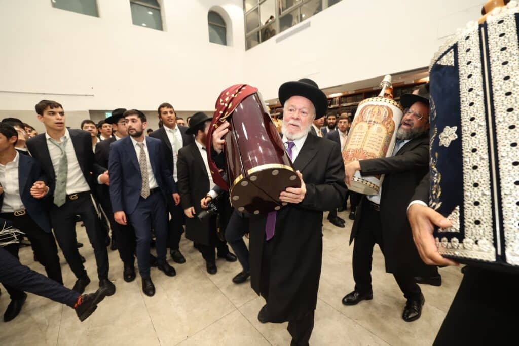 תלמידי אוהל תורה רקדו עם גמרות במעמד הראשל"צ - צפו