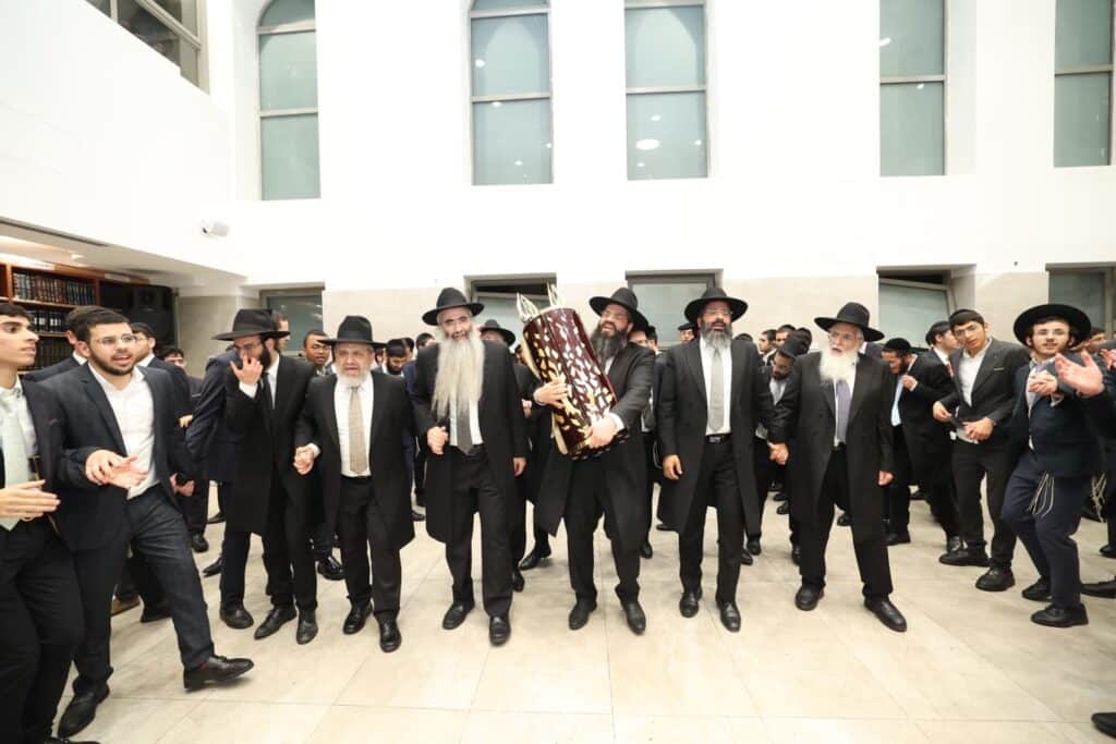 תלמידי אוהל תורה רקדו עם גמרות במעמד הראשל"צ - צפו