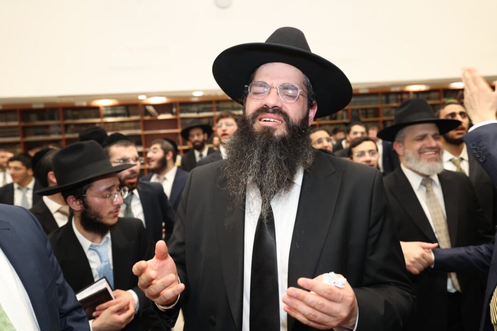 תלמידי אוהל תורה רקדו עם גמרות במעמד הראשל"צ - צפו