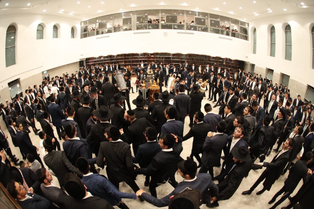 תלמידי אוהל תורה רקדו עם גמרות במעמד הראשל"צ - צפו