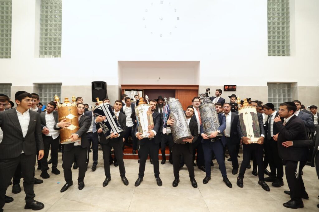 תלמידי אוהל תורה רקדו עם גמרות במעמד הראשל"צ - צפו