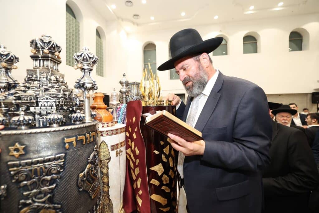 תלמידי אוהל תורה רקדו עם גמרות במעמד הראשל"צ - צפו