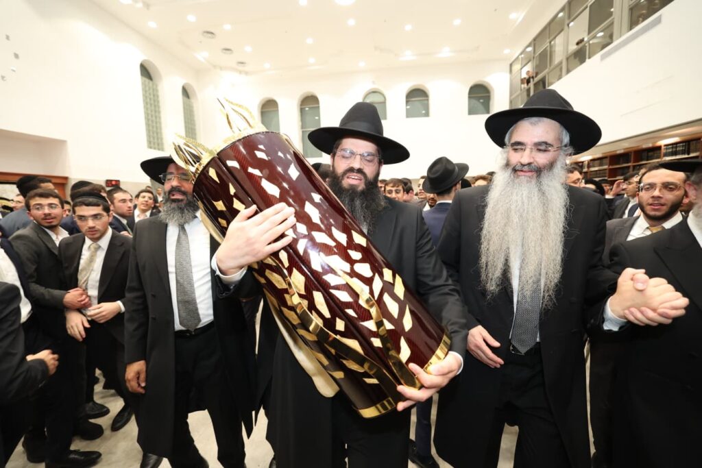 תלמידי אוהל תורה רקדו עם גמרות במעמד הראשל"צ - צפו