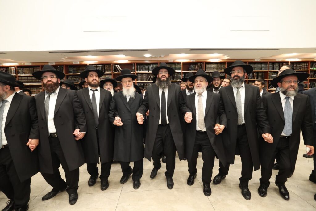 תלמידי אוהל תורה רקדו עם גמרות במעמד הראשל"צ - צפו