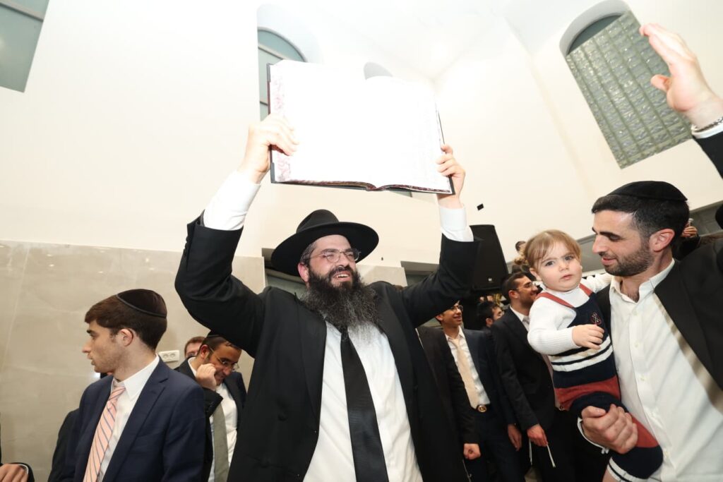 תלמידי אוהל תורה רקדו עם גמרות במעמד הראשל"צ - צפו