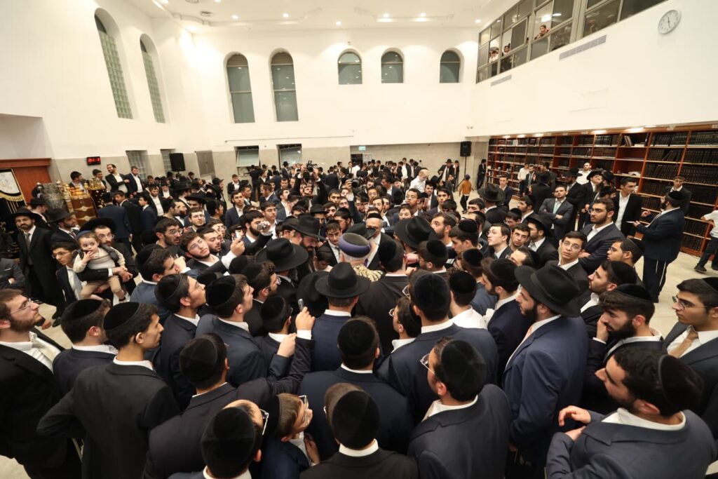 תלמידי אוהל תורה רקדו עם גמרות במעמד הראשל"צ - צפו