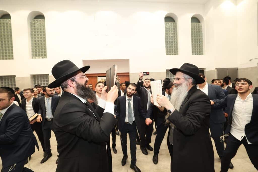 תלמידי אוהל תורה רקדו עם גמרות במעמד הראשל"צ - צפו