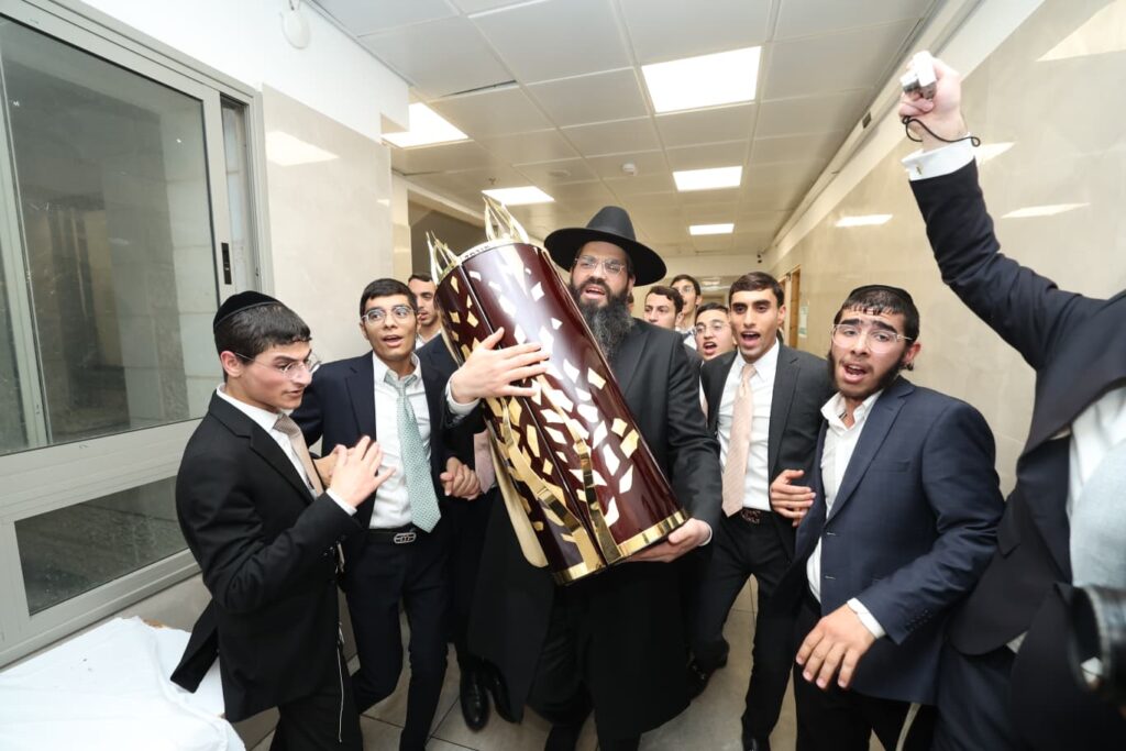 תלמידי אוהל תורה רקדו עם גמרות במעמד הראשל"צ - צפו