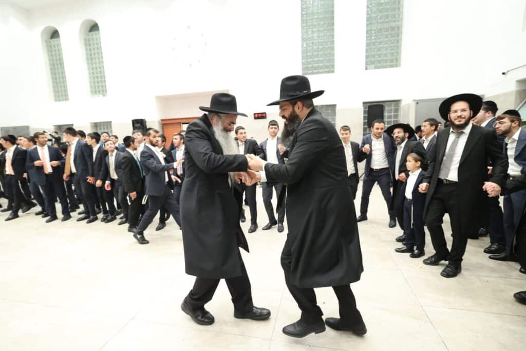 תלמידי אוהל תורה רקדו עם גמרות במעמד הראשל"צ - צפו