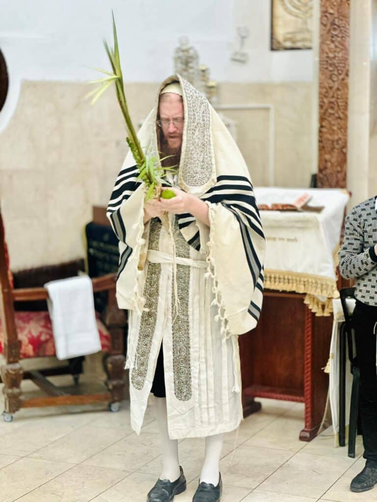 ירח האיתנים בחצר הקודש קאליב