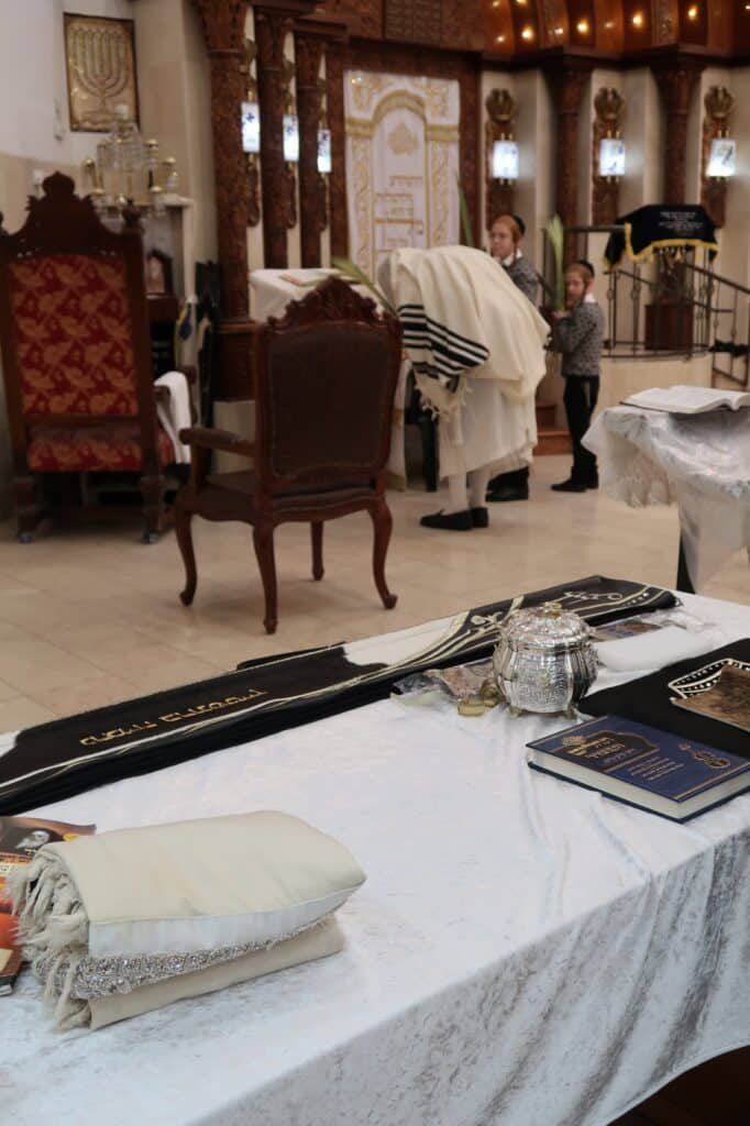 ירח האיתנים בחצר הקודש קאליב