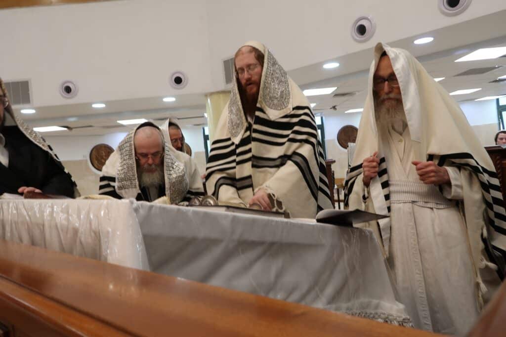 ירח האיתנים בחצר הקודש קאליב