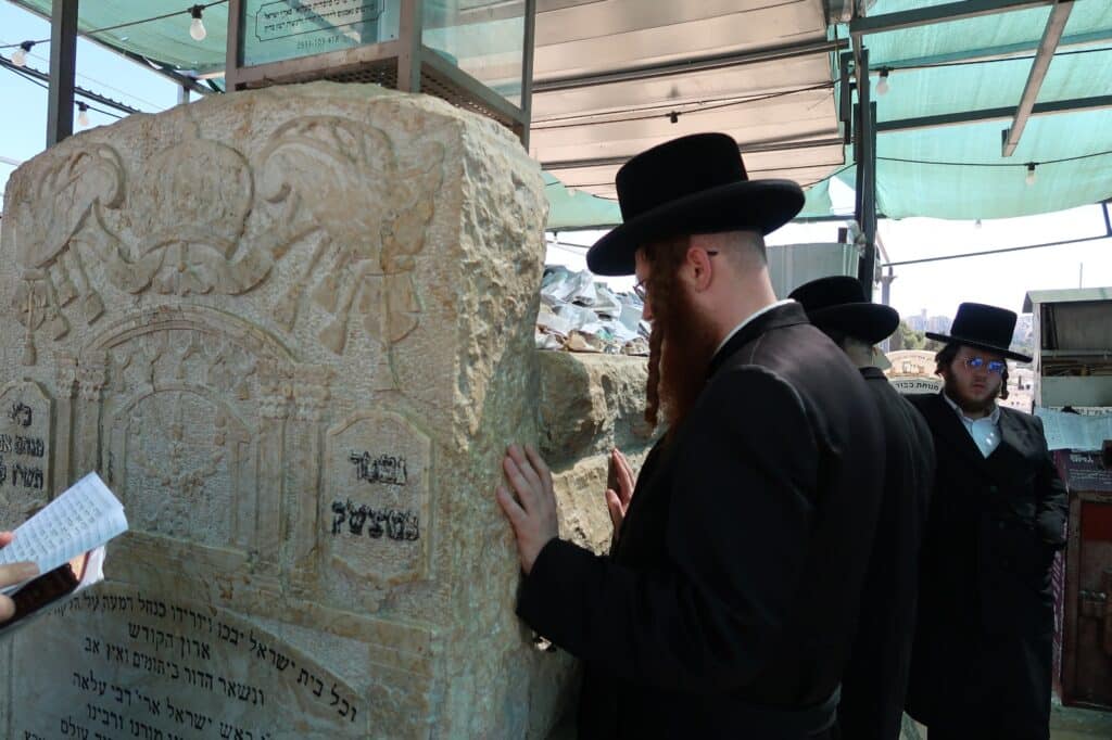 ירח האיתנים בחצר הקודש קאליב