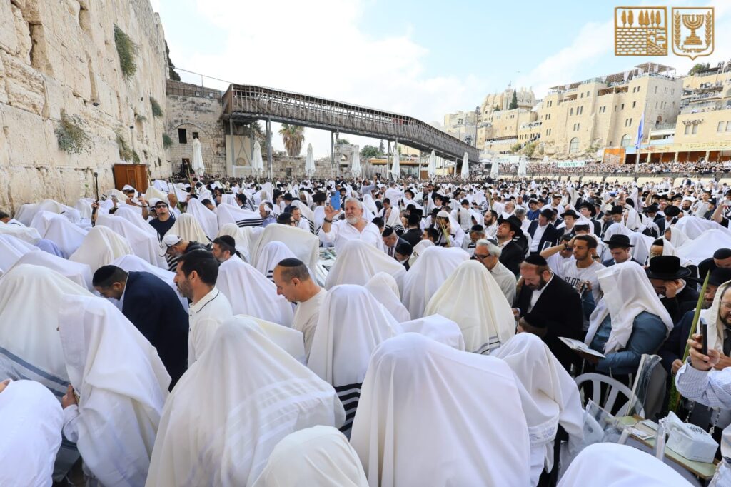 רבבות השתתפו במעמד השני של ברכת הכהנים בכותל - צפו
