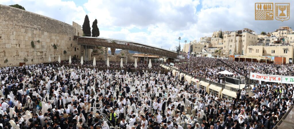 רבבות השתתפו במעמד השני של ברכת הכהנים בכותל - צפו