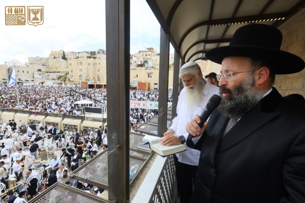 רבבות השתתפו במעמד השני של ברכת הכהנים בכותל - צפו