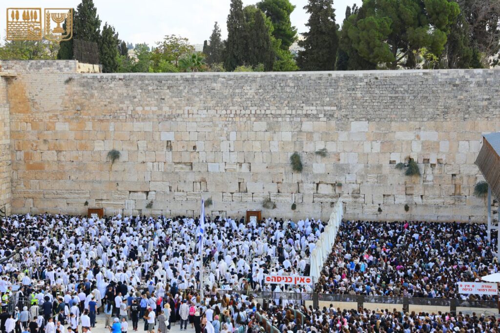רבבות השתתפו במעמד השני של ברכת הכהנים בכותל - צפו