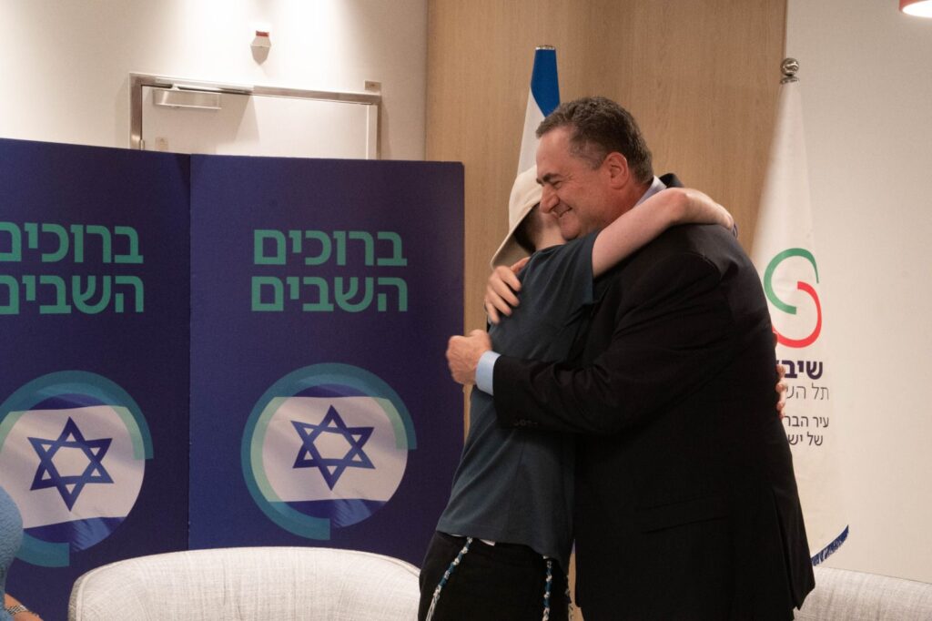 שורד השבי לשר הביטחון: "עדיין לא מבין מה קורה" - צפו