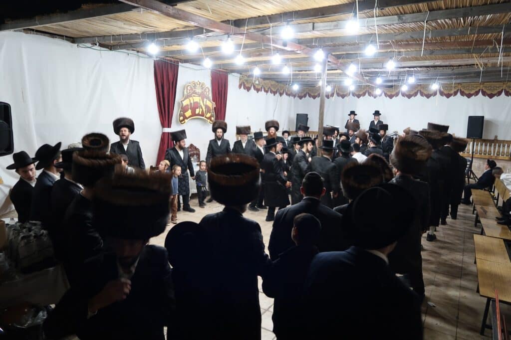 ירח האיתנים בחצר הקודש קאליב