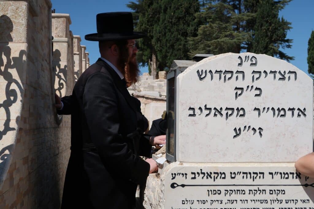 ירח האיתנים בחצר הקודש קאליב