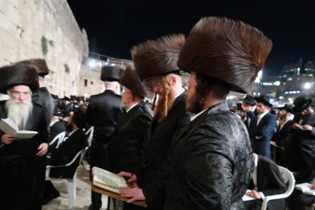 ירח האיתנים בחצר הקודש קאליב