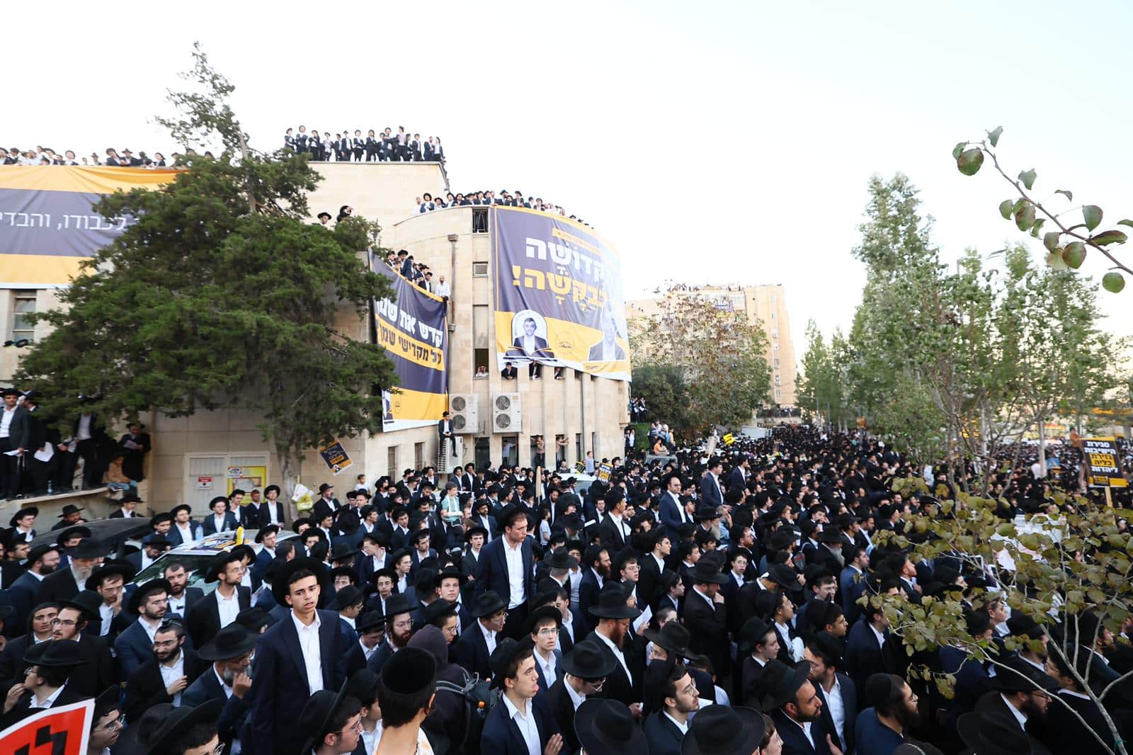 גלריה: רבבות אלפי ישראל מחו בכניסה לעיר הקודש