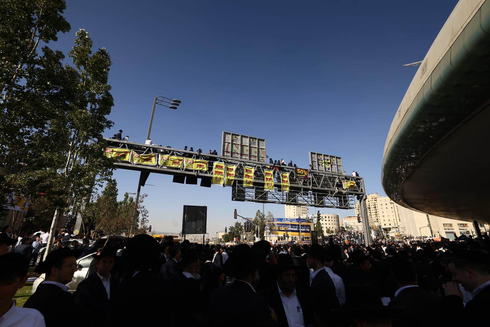 גלריה: רבבות אלפי ישראל מחו בכניסה לעיר הקודש