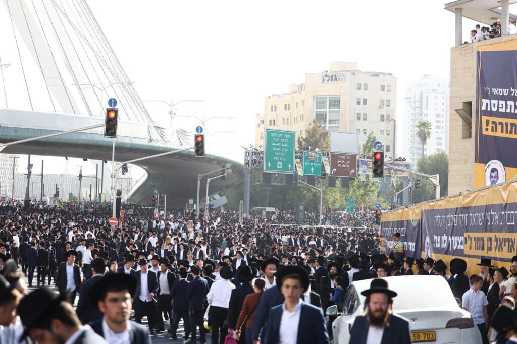 גלריה: רבבות אלפי ישראל מחו בכניסה לעיר הקודש
