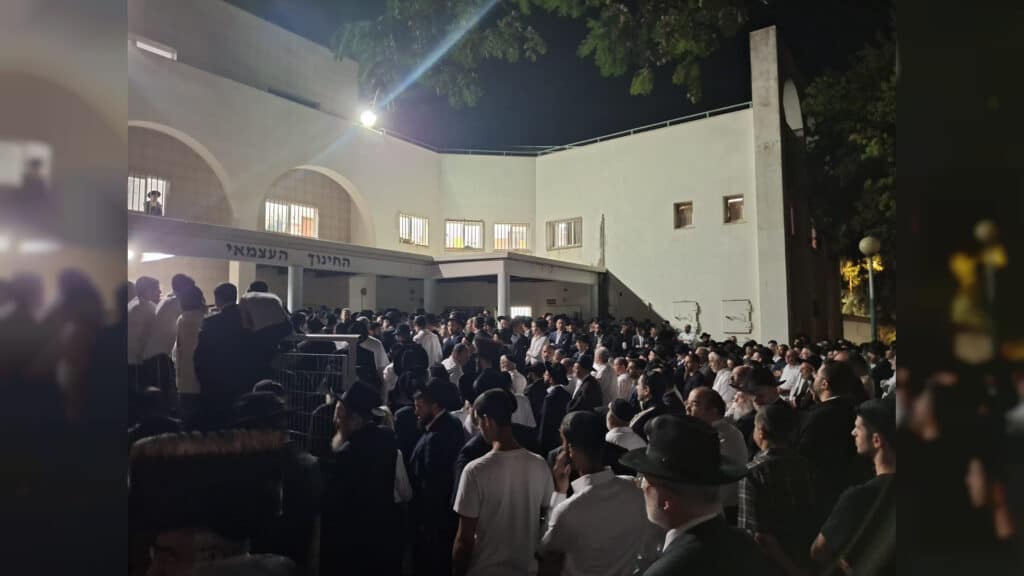 מחבר הספרים: הגאון רבי מנחם אריה שלזינגר זצ"ל