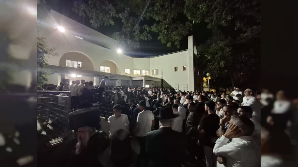 מחבר הספרים: הגאון רבי מנחם אריה שלזינגר זצ"ל