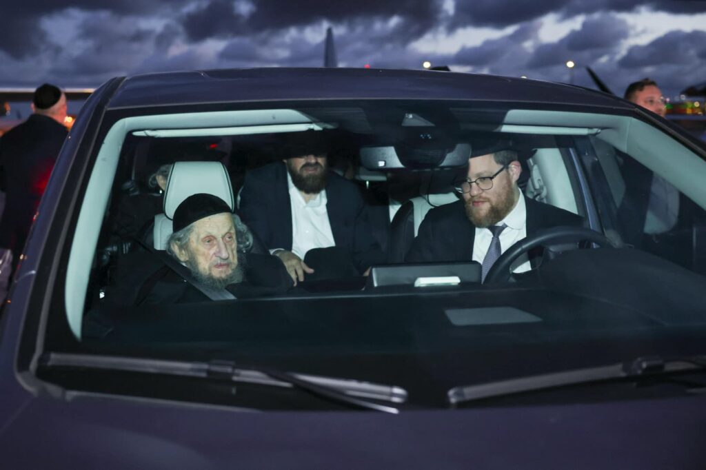 מרן הגר"ד לנדו הגיע לקליבלנד - המונים קיבלו את פניו