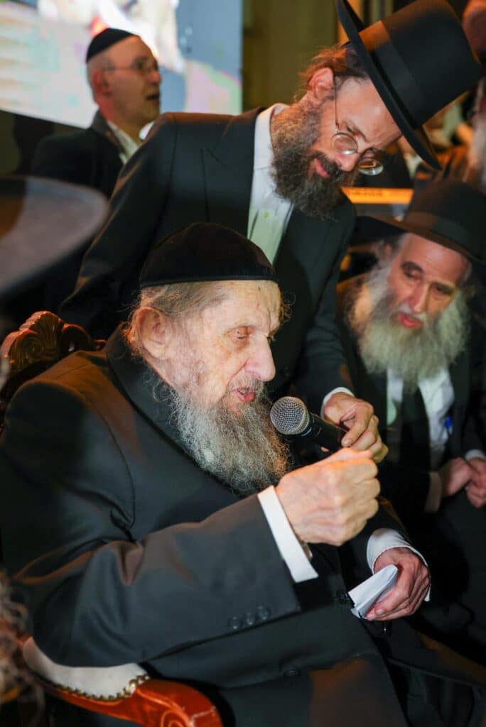 הגר"ד לנדו מפלפל בסוגיות הש"ס עם ראשי הישיבות בסוכתו