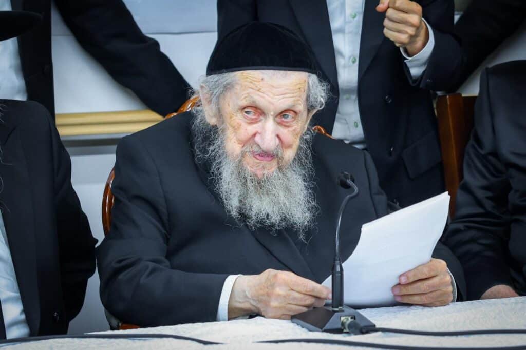 הגר"ד לנדו מפלפל בסוגיות הש"ס עם ראשי הישיבות בסוכתו