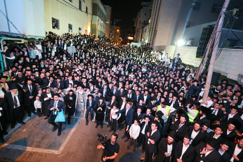 הגר"ד לנדו מפלפל בסוגיות הש"ס עם ראשי הישיבות בסוכתו