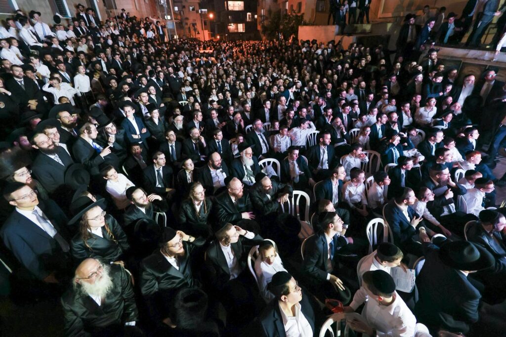 הגר"ד לנדו מפלפל בסוגיות הש"ס עם ראשי הישיבות בסוכתו