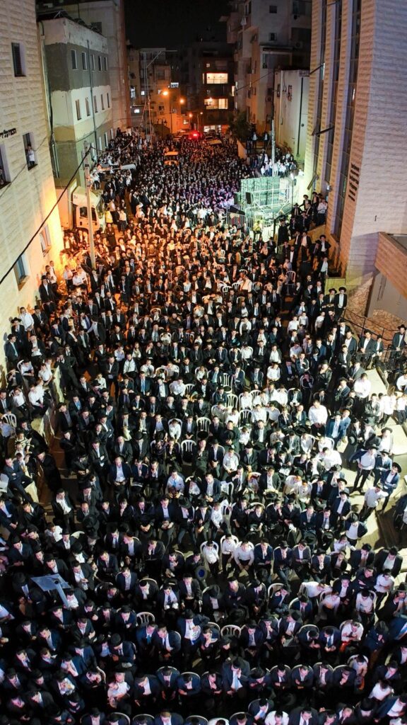 הגר"ד לנדו מפלפל בסוגיות הש"ס עם ראשי הישיבות בסוכתו