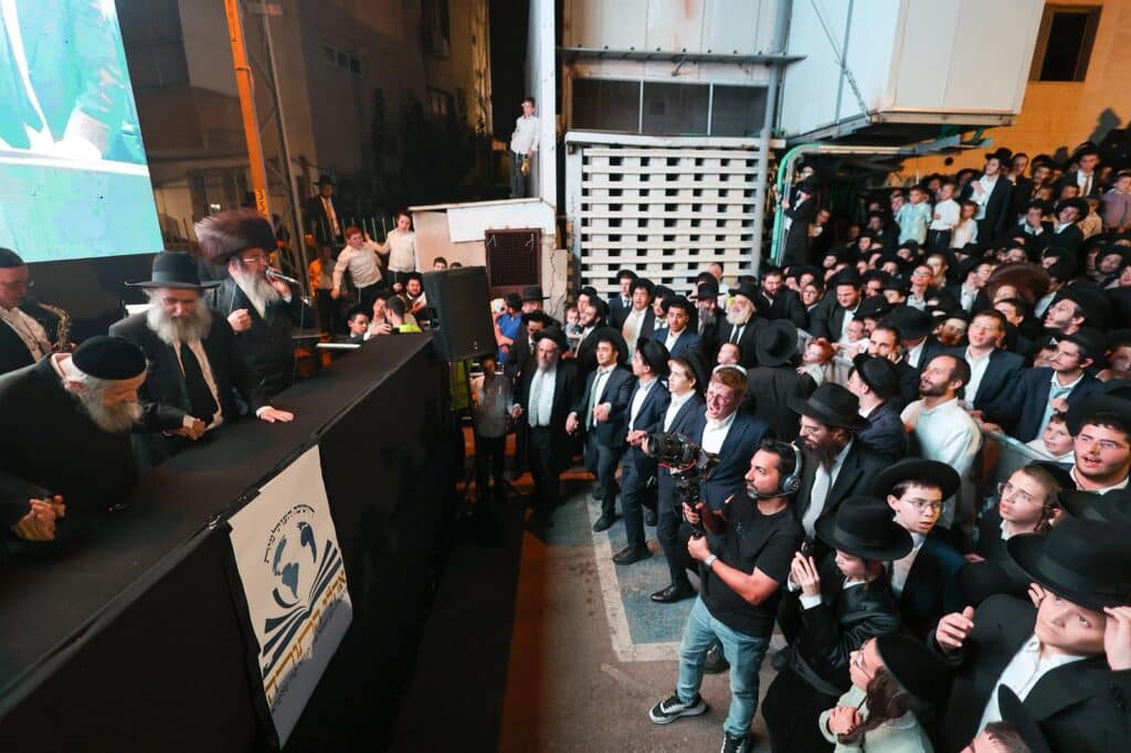 הגר"ד לנדו מפלפל בסוגיות הש"ס עם ראשי הישיבות בסוכתו