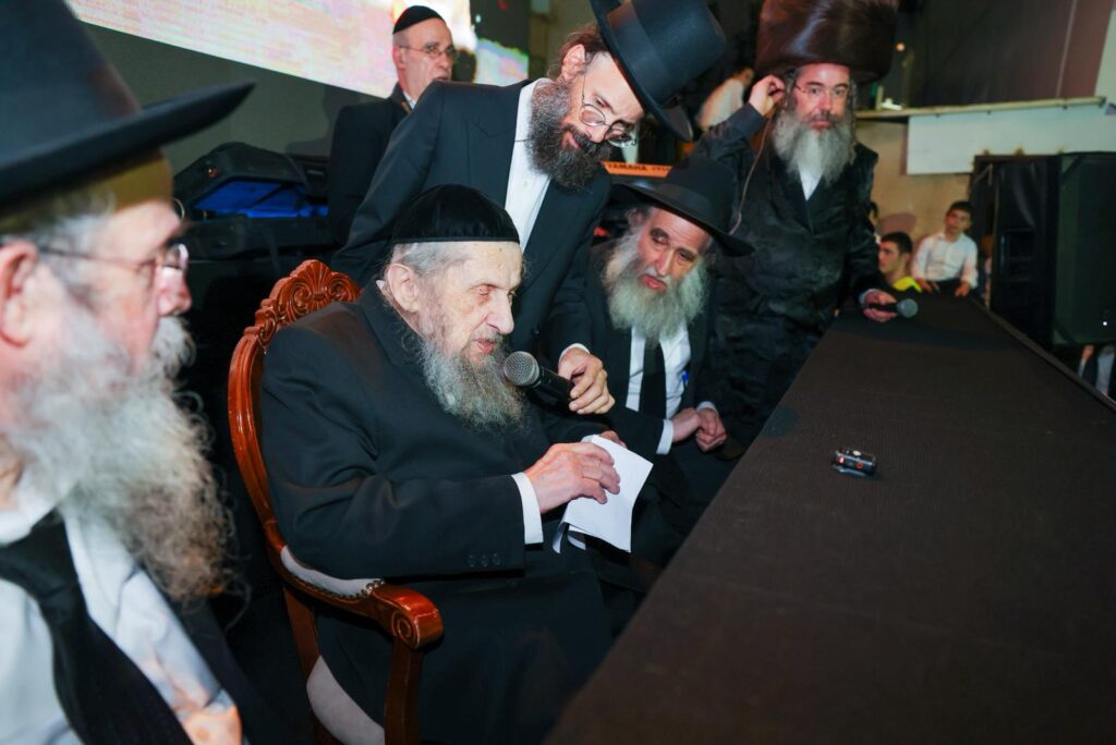 הגר"ד לנדו מפלפל בסוגיות הש"ס עם ראשי הישיבות בסוכתו