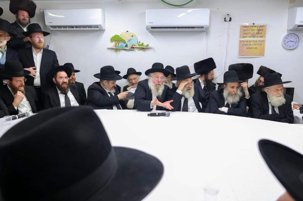 הגר"ד לנדו מפלפל בסוגיות הש"ס עם ראשי הישיבות בסוכתו