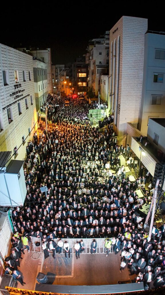 הגר"ד לנדו מפלפל בסוגיות הש"ס עם ראשי הישיבות בסוכתו