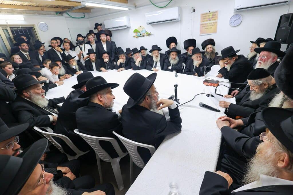 הגר"ד לנדו מפלפל בסוגיות הש"ס עם ראשי הישיבות בסוכתו